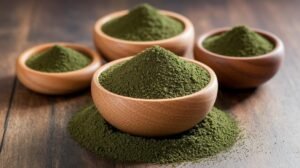 Quatre bols en bois contenant de la shilajit verte, de la shilajit pure, de la shilajit en bocal, de la poudre de résine de shilajit sur le bois, dont une partie s'est répandue sur le devant.